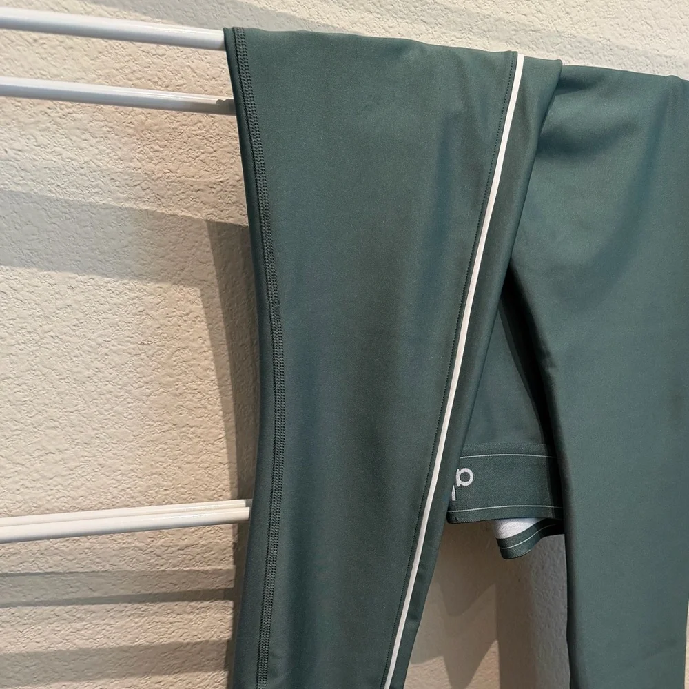 ALO Yoga Clover Green/White Leggings - Picture 4 of 6